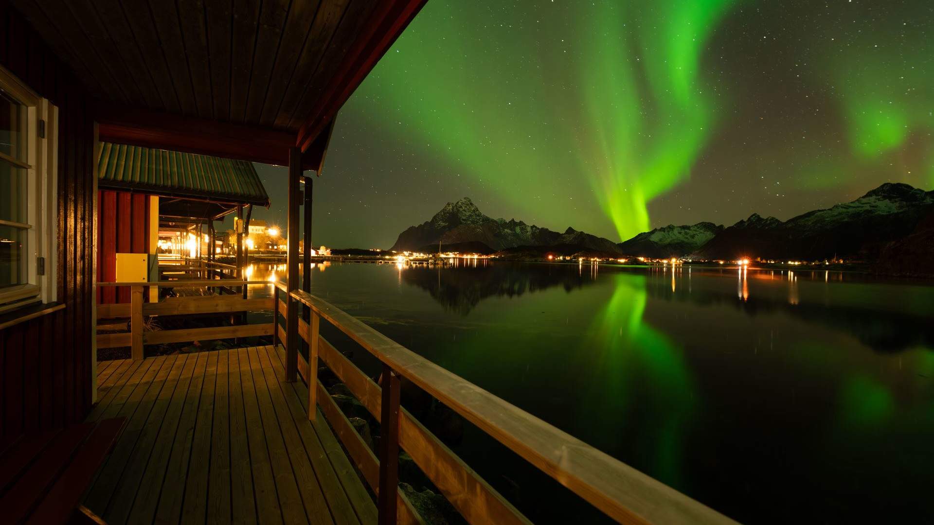 Hytter ved vannet på Skårungen