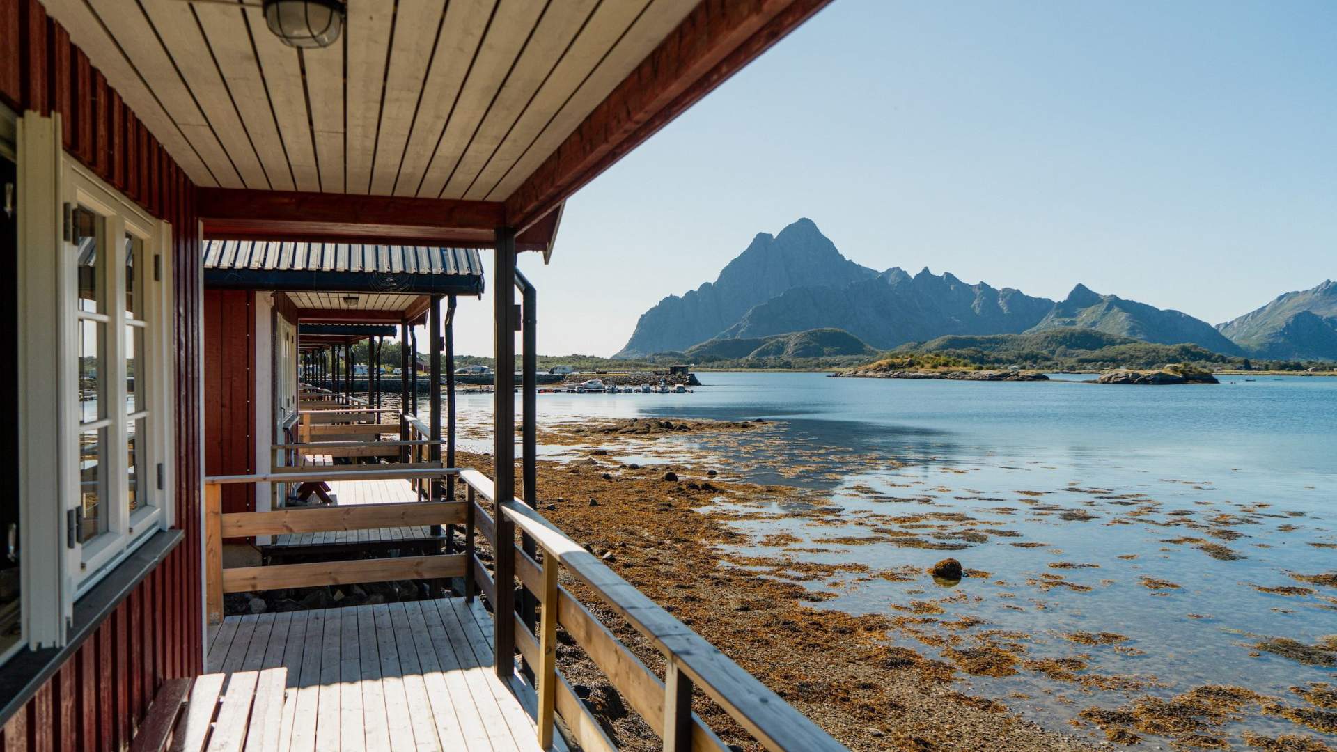 Hytter ved vannet på Skårungen