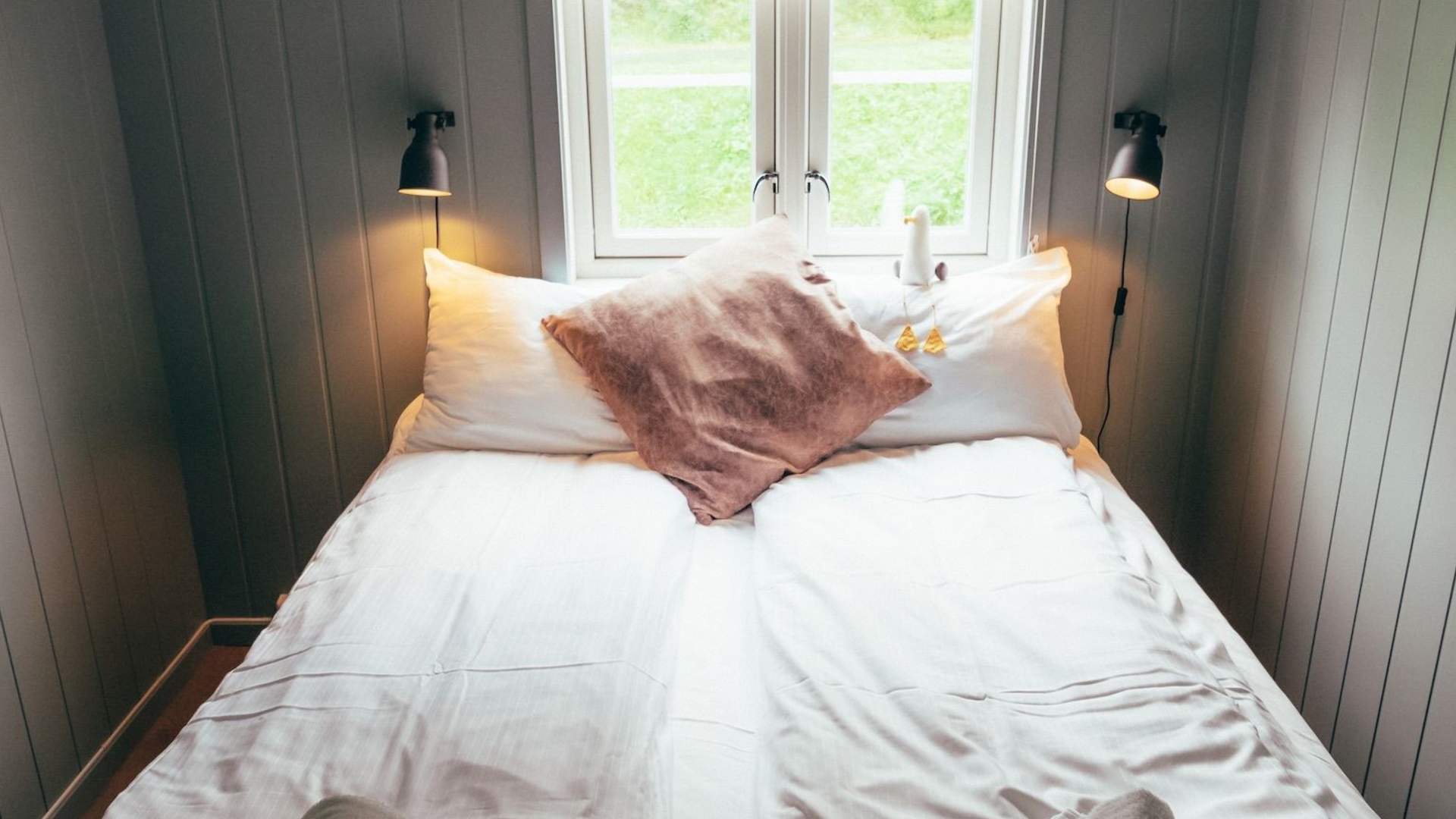 Hytter ved vannet på Skårungen