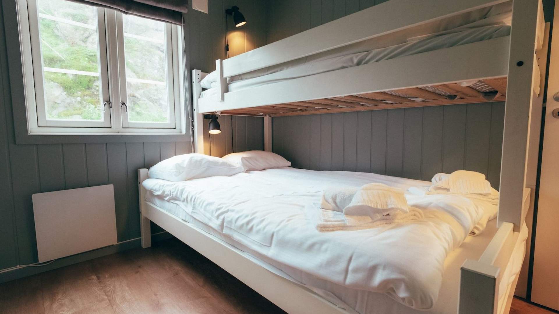 Hytter ved vannet på Skårungen