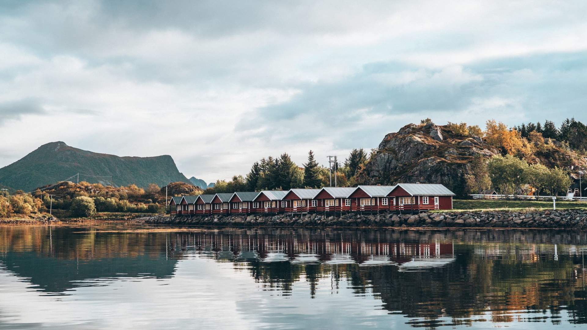 Hytter ved vannet på Skårungen