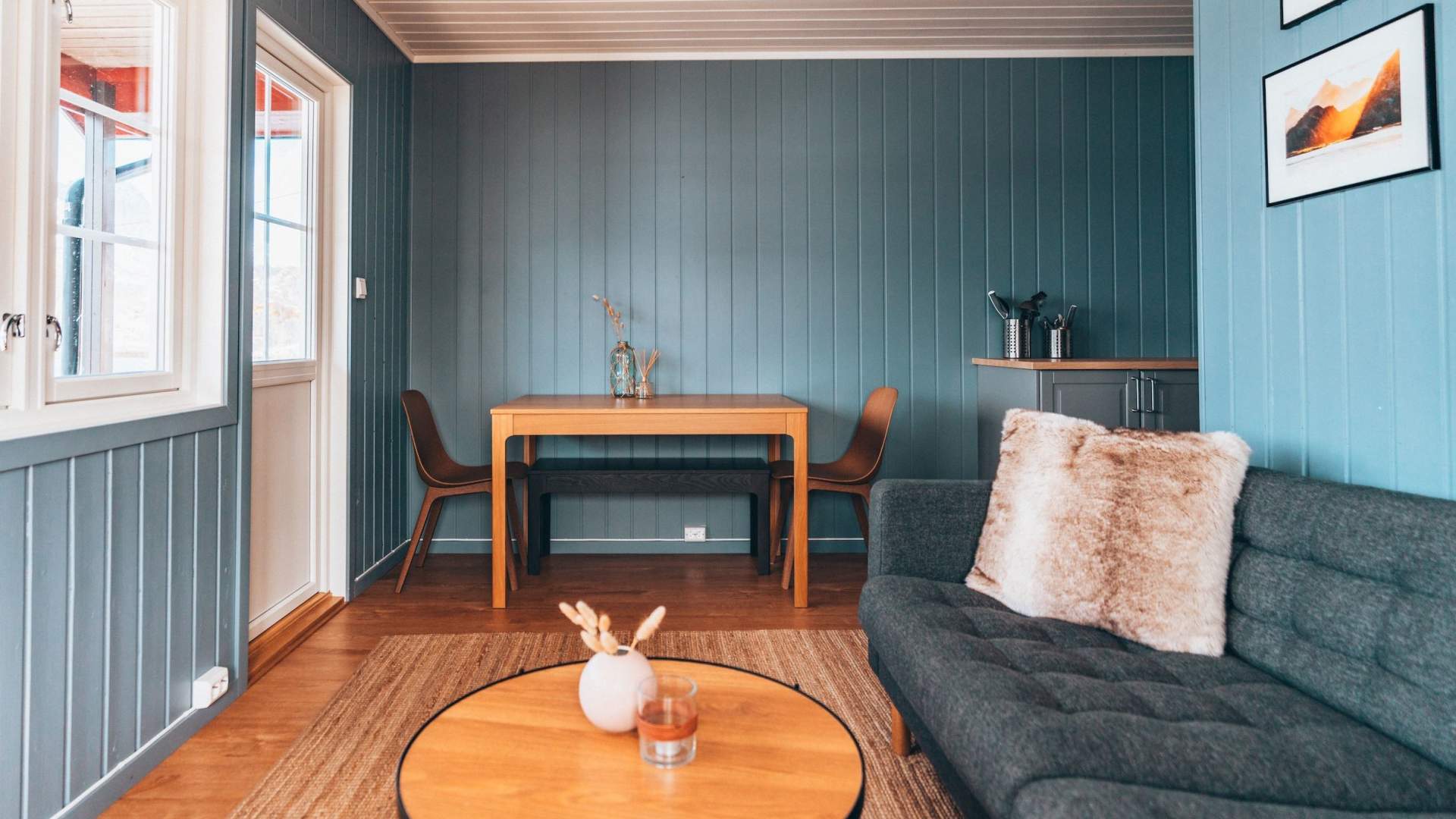 Hytter ved vannet på Skårungen