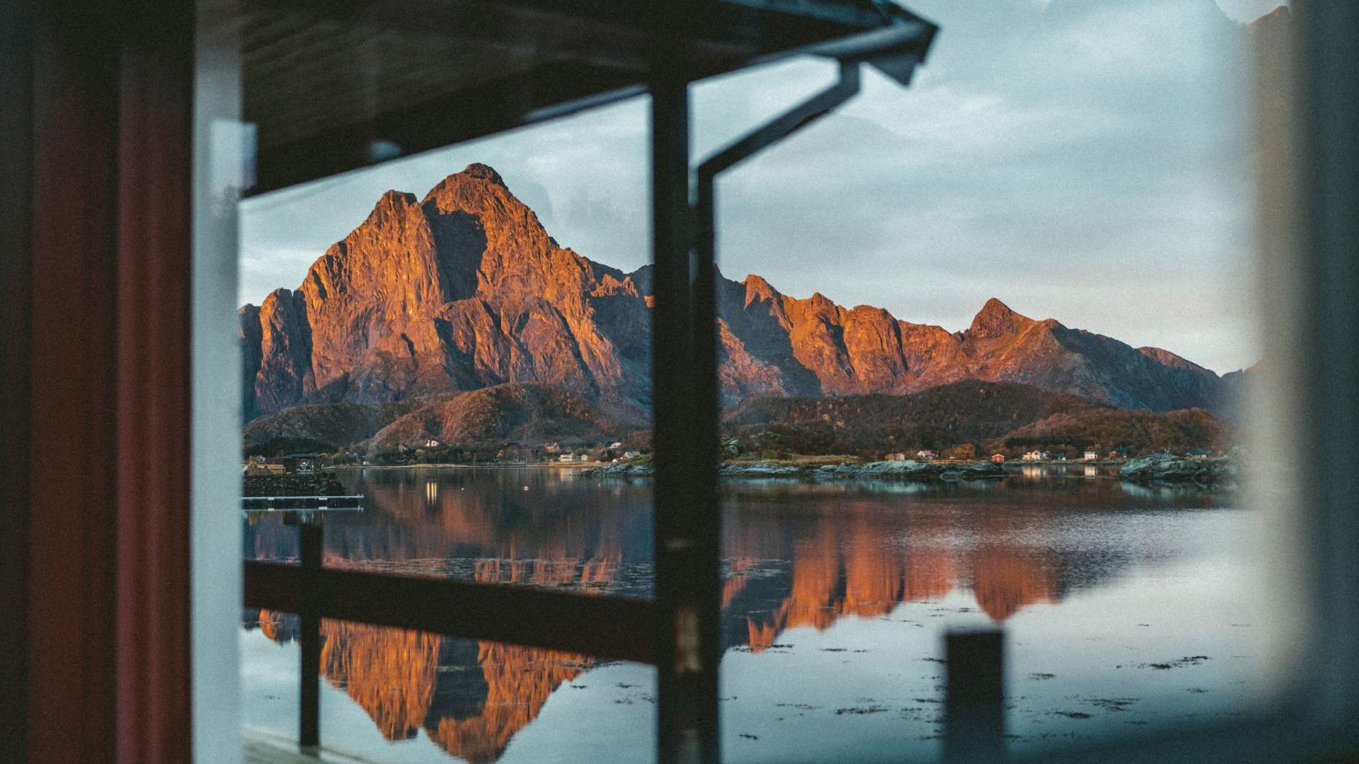 Hytter ved vannet på Skårungen