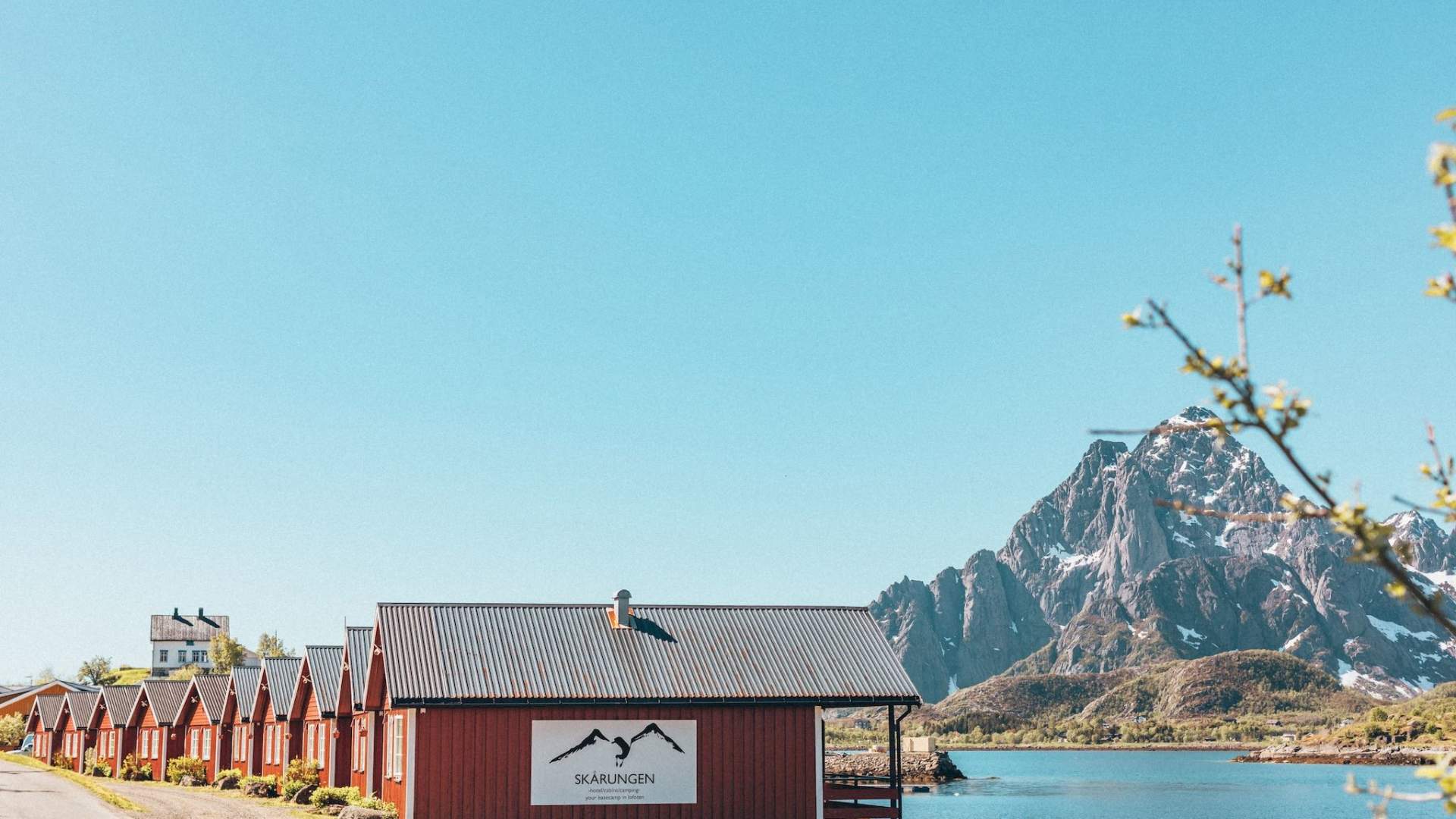 Hytter ved vannet på Skårungen