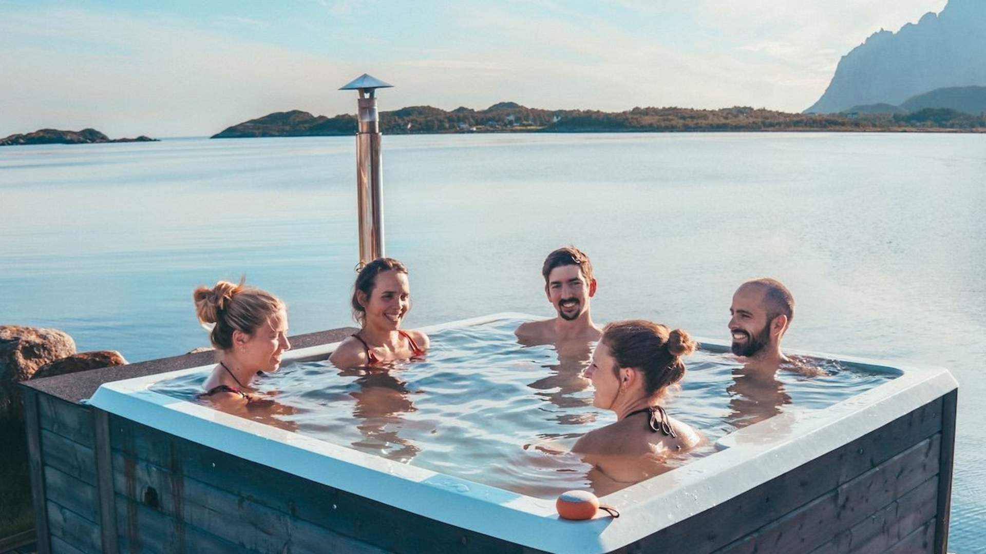 Hot tub and sauna at Skårungen