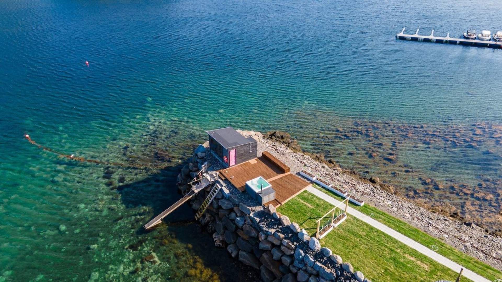 Hot tub and sauna at Skårungen