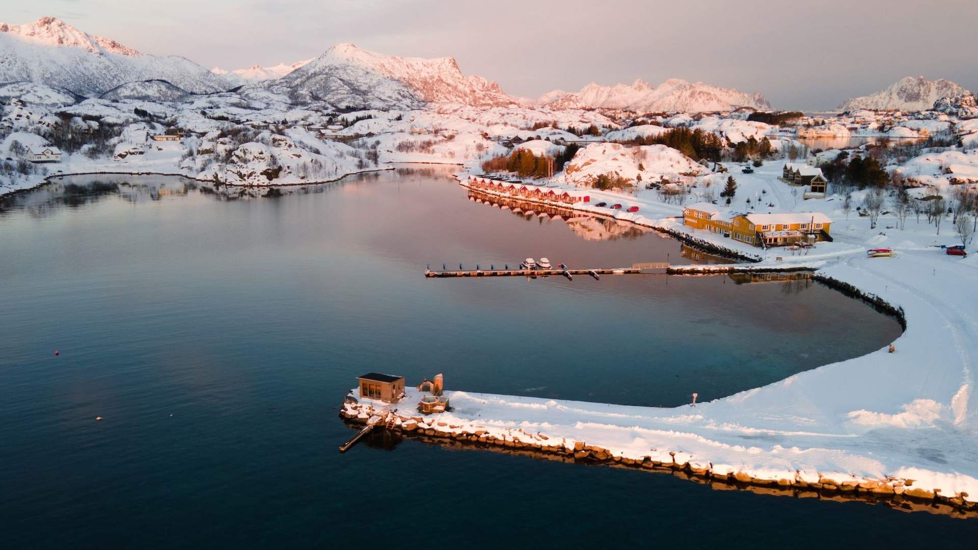 Hot tub and sauna at Skårungen