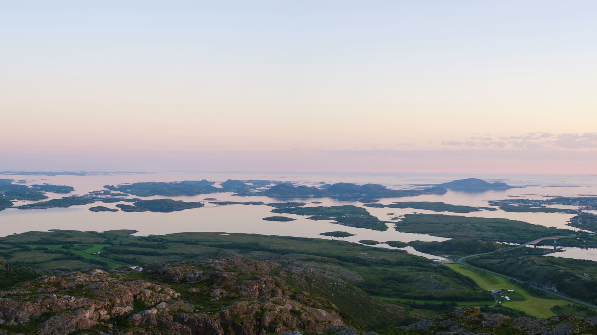 Utsikt fra Akvikfjellet pa Donna_Kristoffer Mollevik _ Visit Helgeland_3728313_1920
