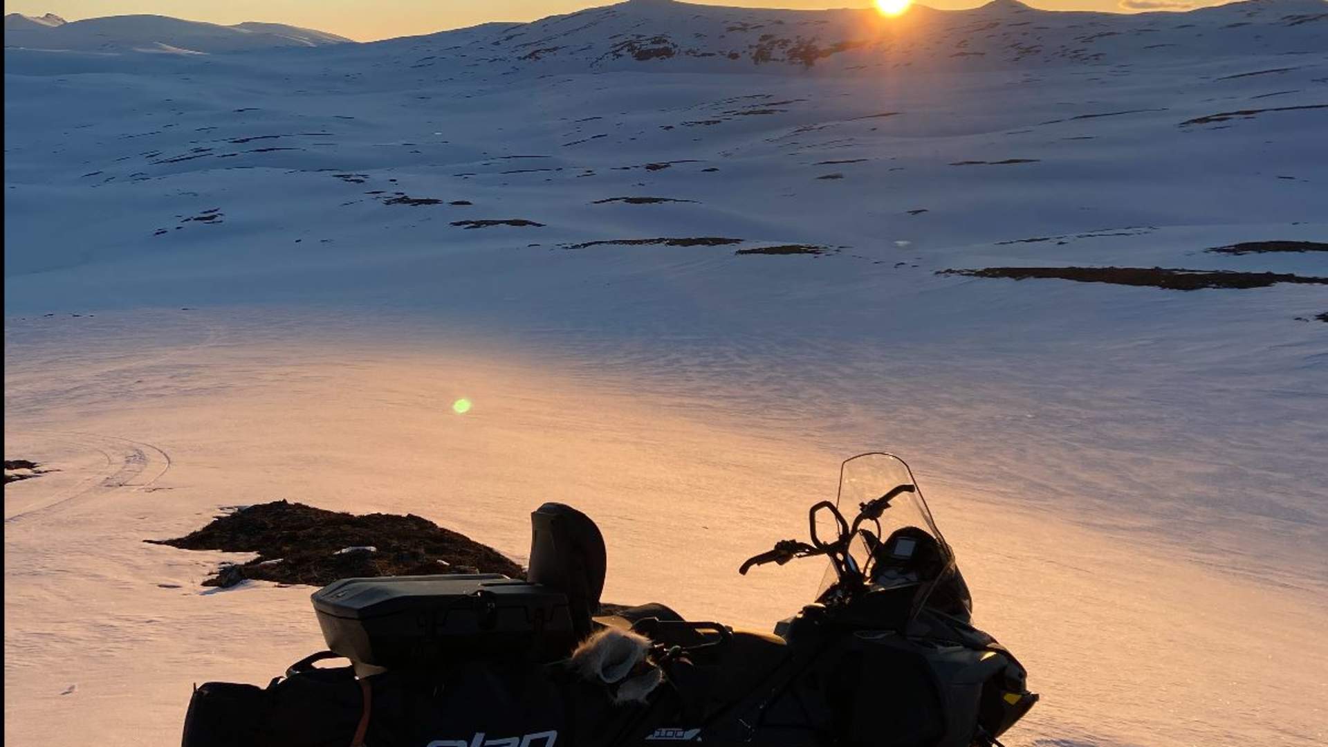 Snowmobile excursion into the wilderness - evening tour with North Experience