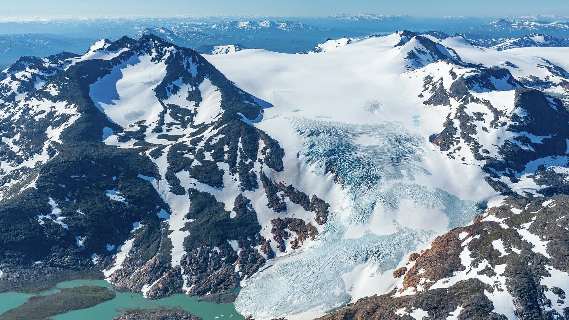 Guided hikes and courses on Okstinbreen
