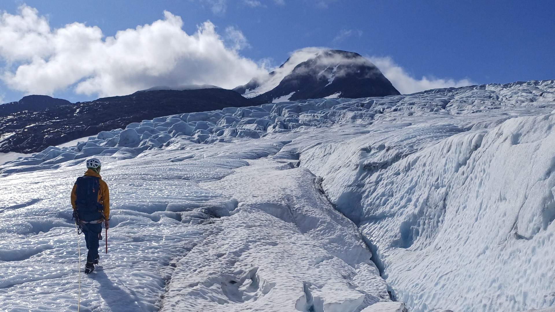 Guided hikes and courses on Okstinbreen