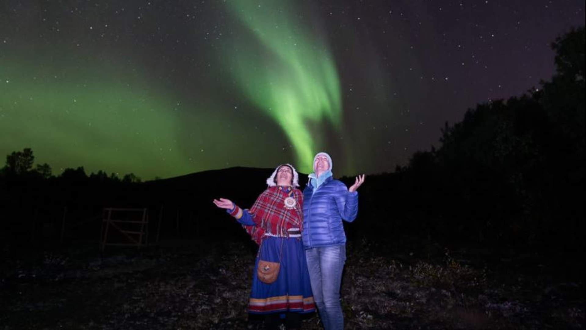 Exclusive hunting for the Northern lights with the SamiCamp team (including feeding the reindeers)