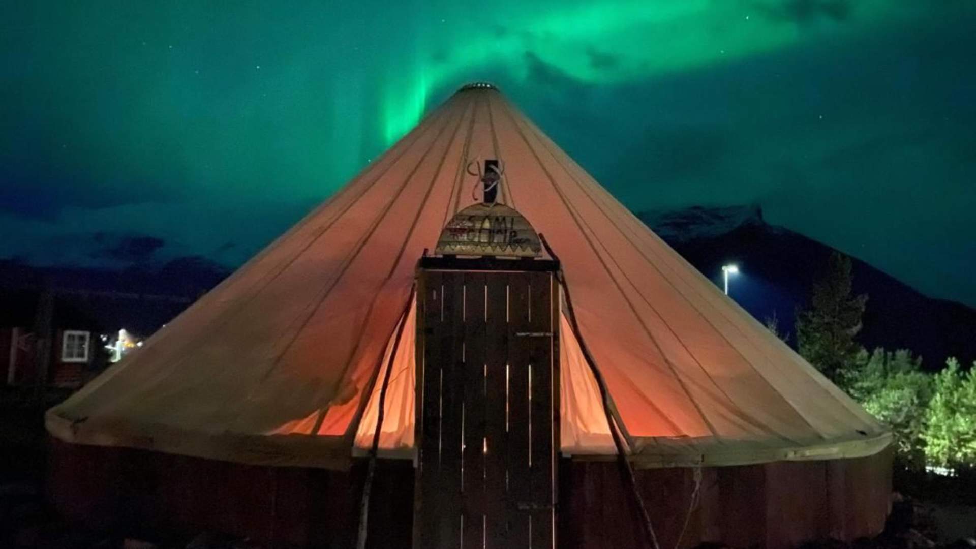 Exclusive hunting for the Northern lights with the SamiCamp team (including feeding the reindeers)