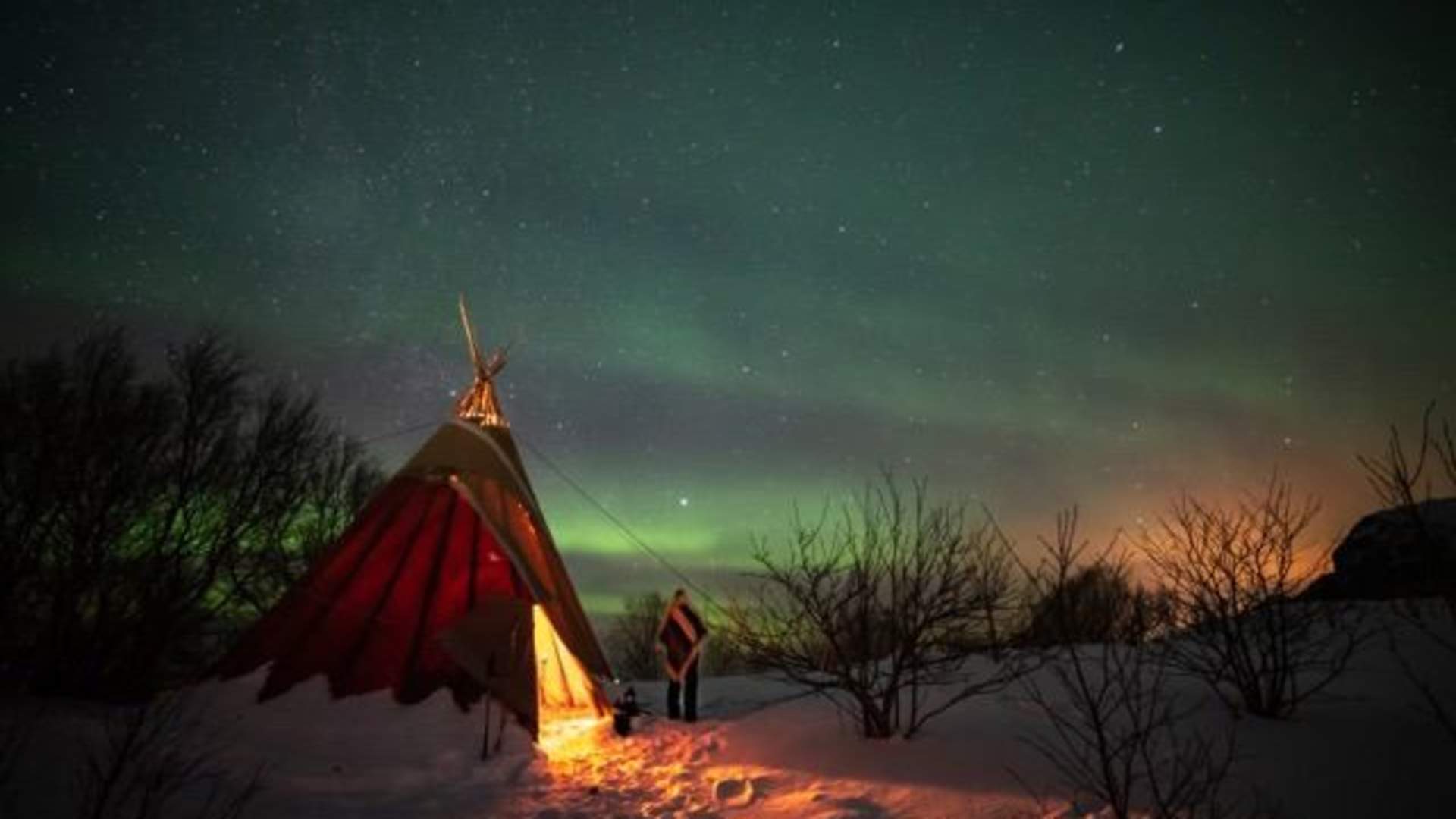 Hunting for the northern lights at Støtt