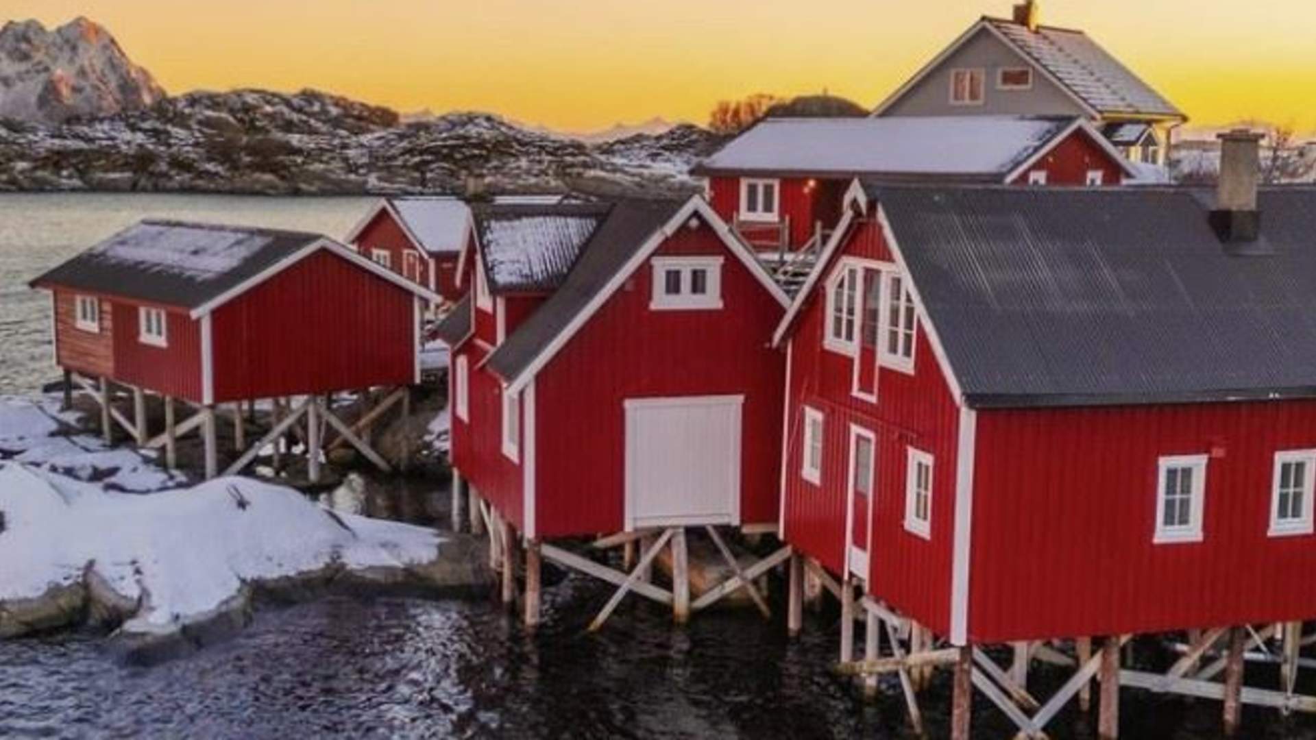 Hunt for the Northern Lights North of the Arctic Circle - Group Tour