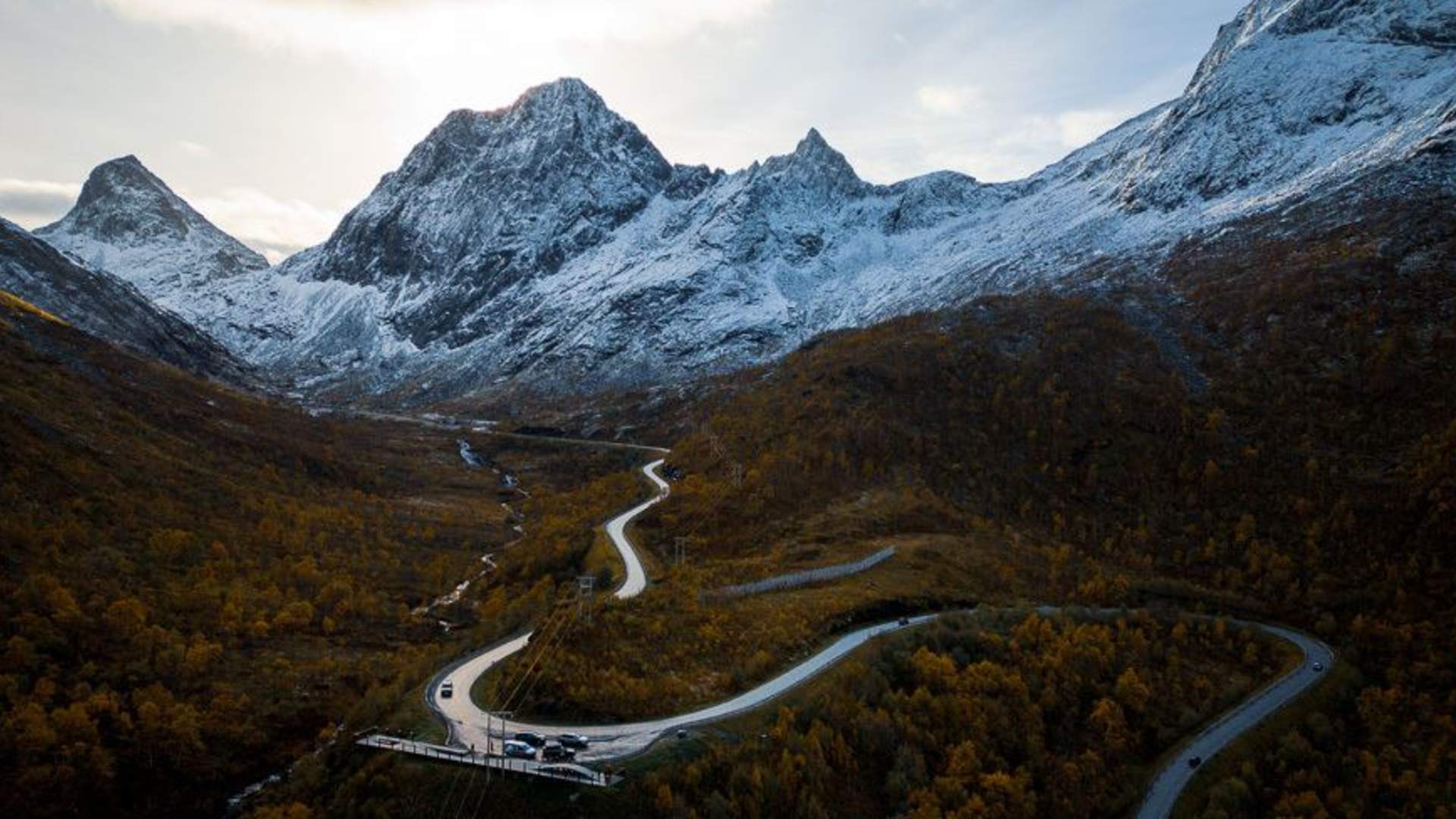 Veien som går gjennom senja med fjell i bakgrunnen