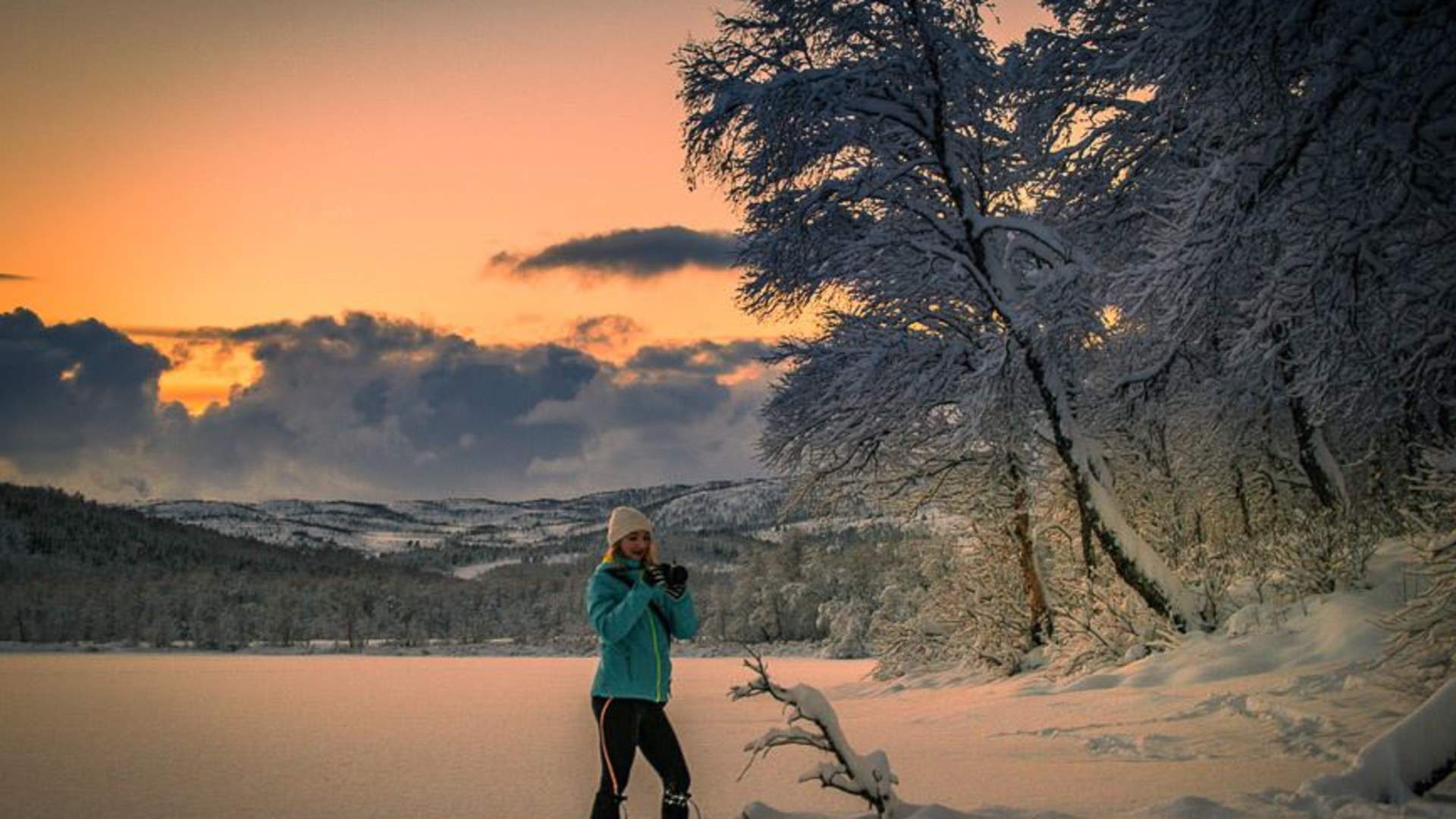 En person i vinterbekledning midt i snøenpå senja