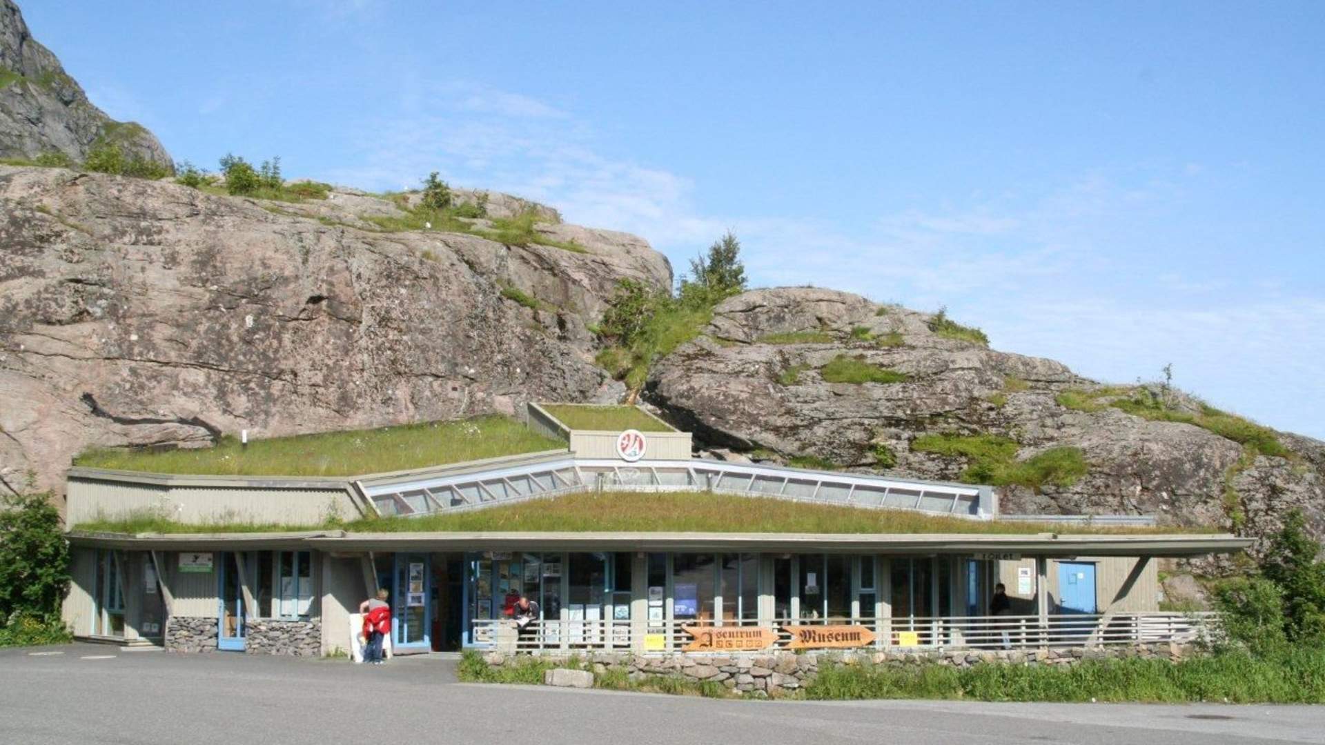 Servicehuset ved P-plassen på Å, sommerbutikk og infosenter, drives av Norsk Fiskeværsmuseum.jpg