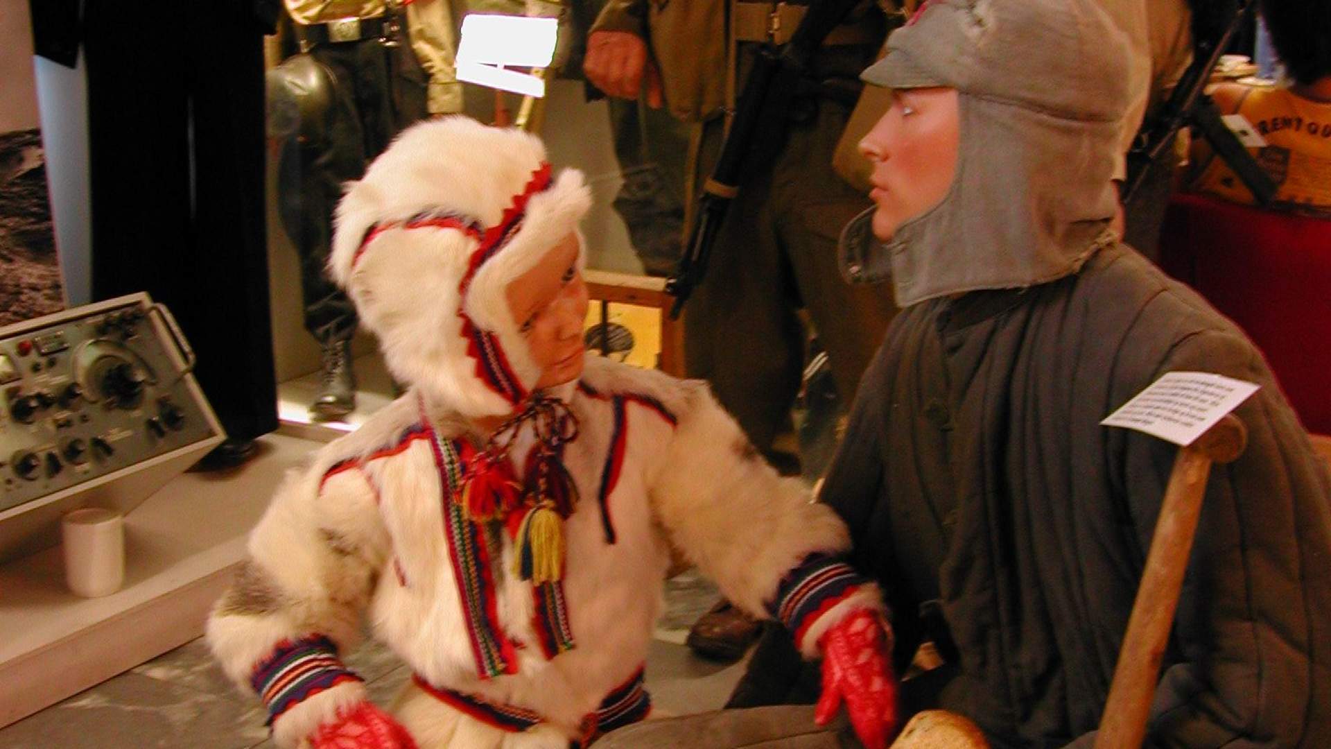 Et barn som gir mat til en russisk fange Lofoten Krigsminnemuseum Bilder 075.jpg