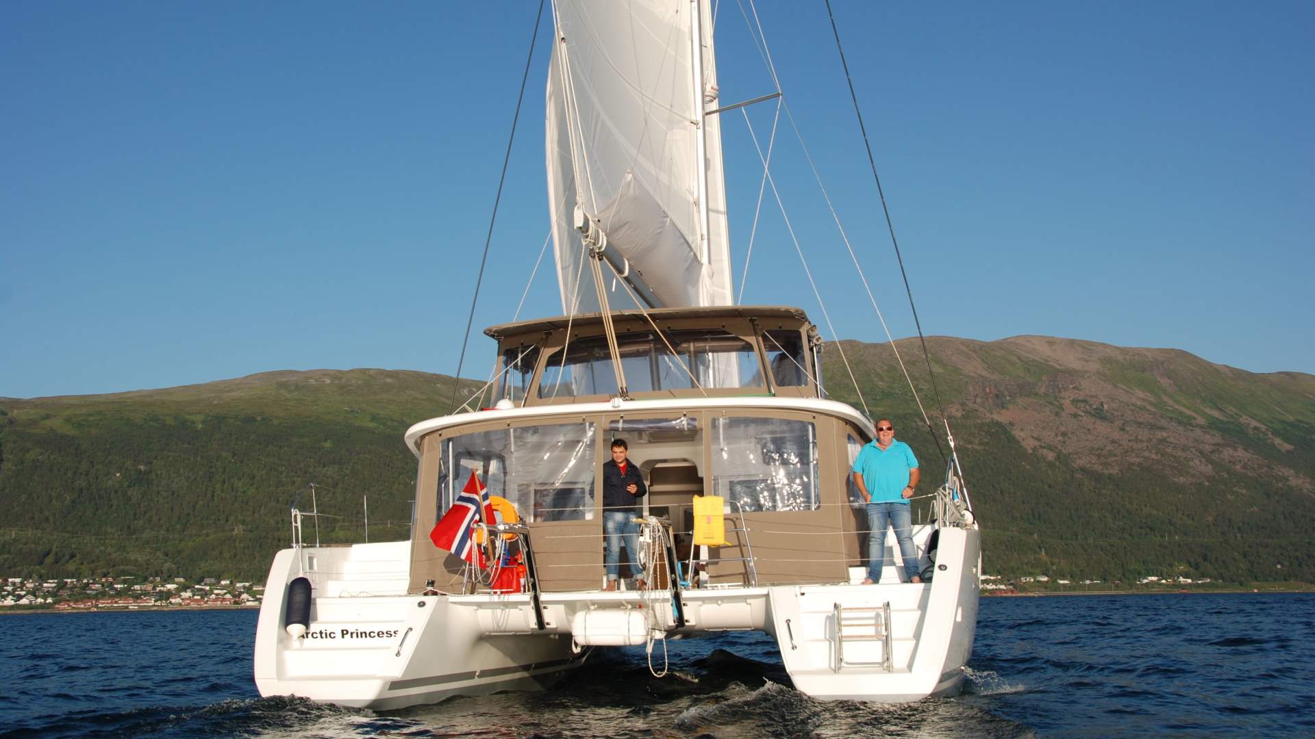En vakker arktisk midnattssoltur med byens nyeste luksuskatamaran, Arctic Princess / Arctic Charm