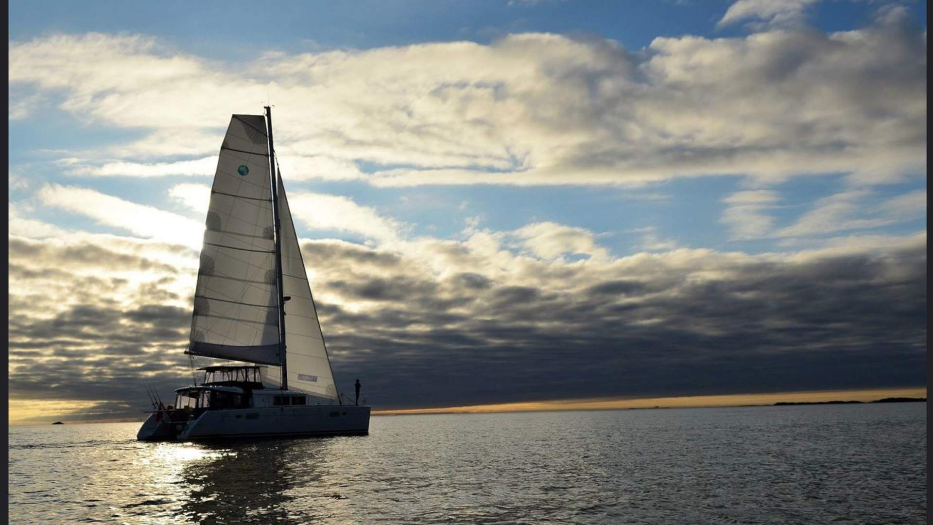 En vakker arktisk midnattssoltur med byens nyeste luksuskatamaran, Arctic Princess / Arctic Charm