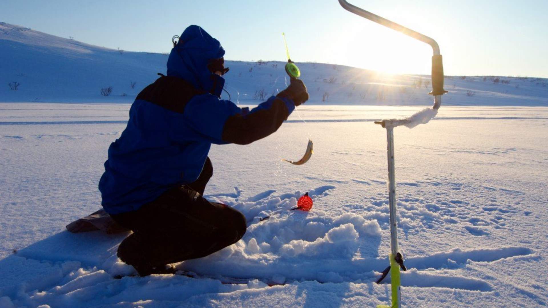 Snowfun and aurora chase in BaseCamp NorthCape