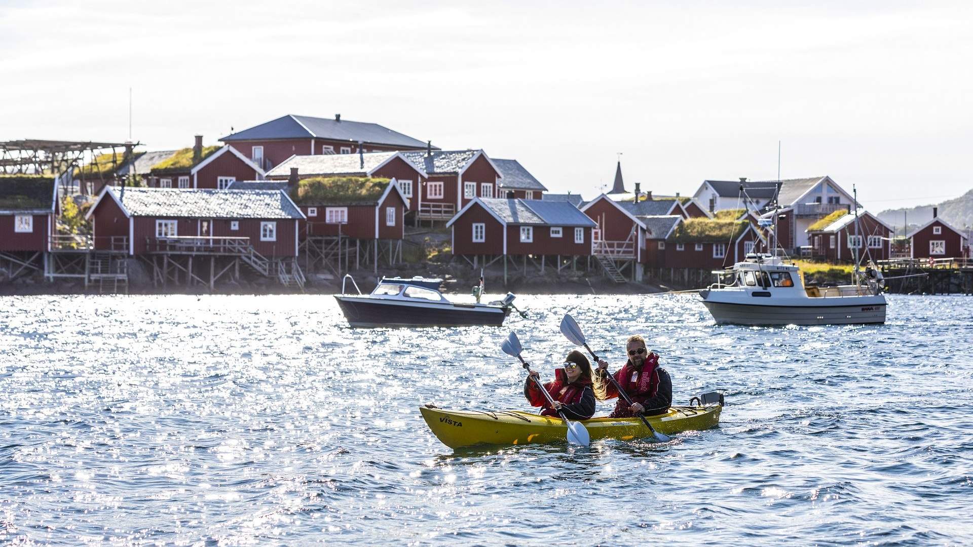 Kayaking in beautiful surroundings around Reine (copy)