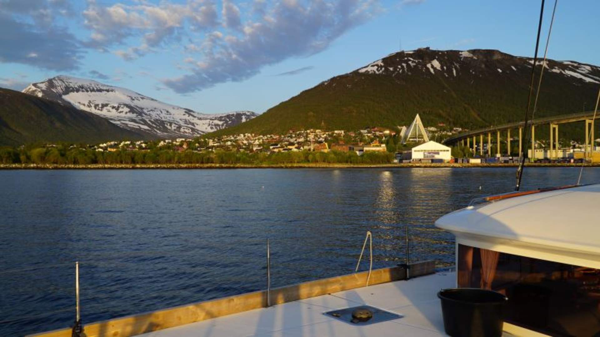 En vakker arktisk midnattssoltur med byens nyeste luksuskatamaran, Arctic Princess / Arctic Charm