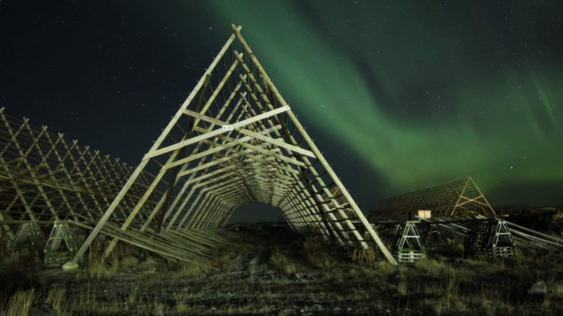 Nordlys over fiskehjellene