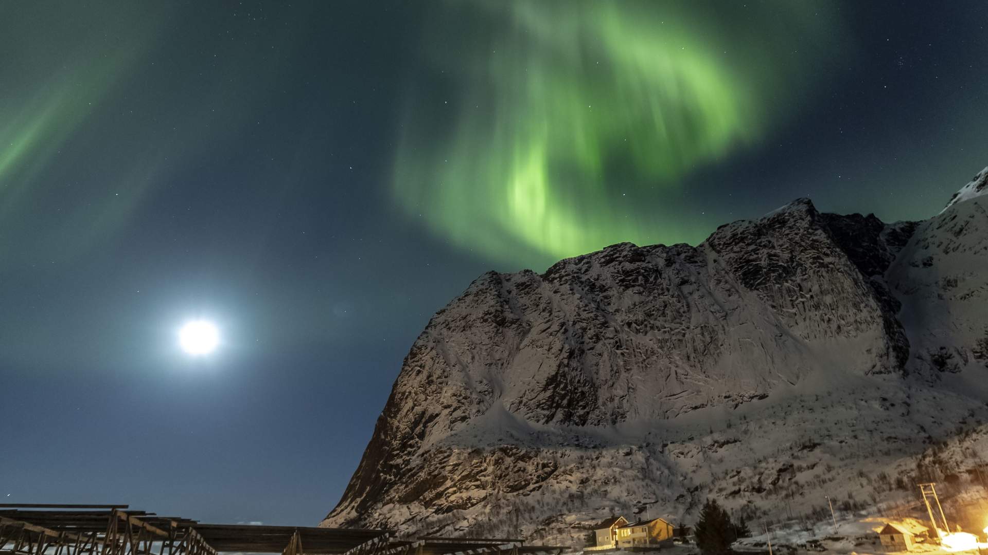 Nordlys og fullmåne