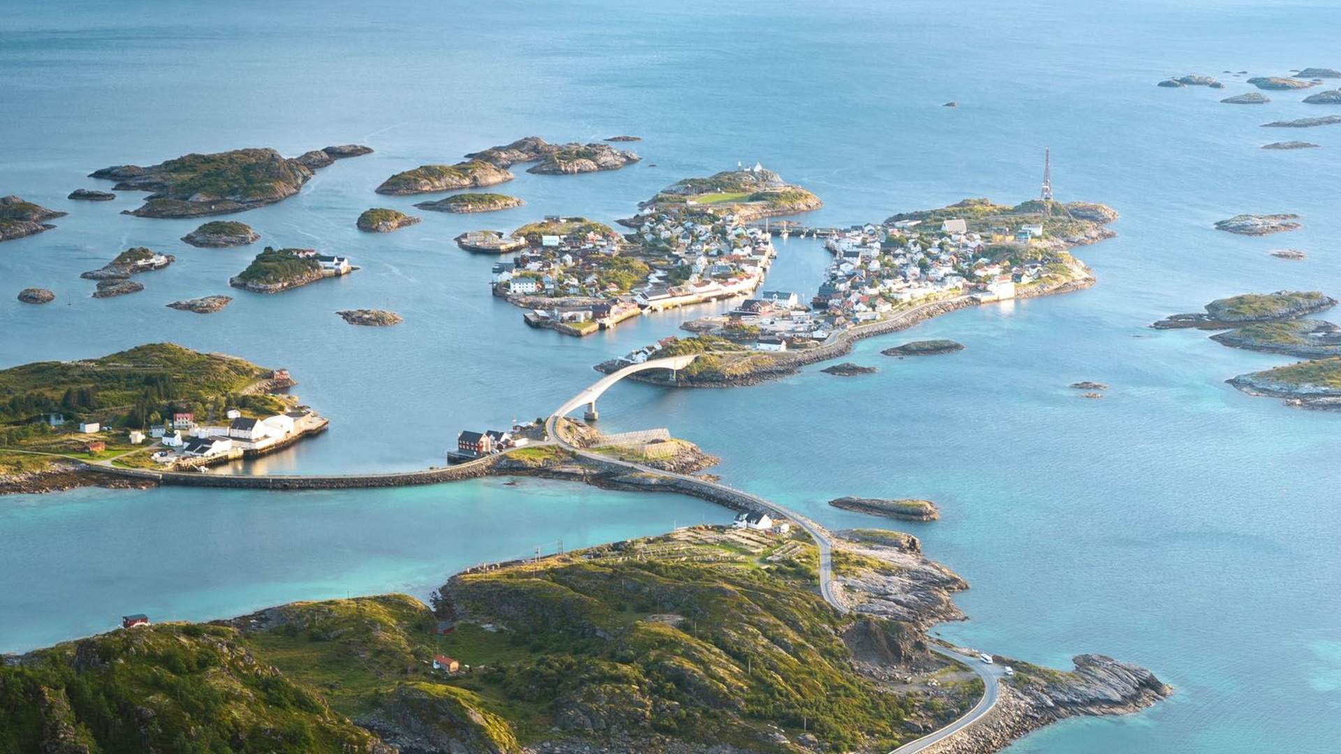 Scenic Hike & Fishing Village Tour to Henningsvær