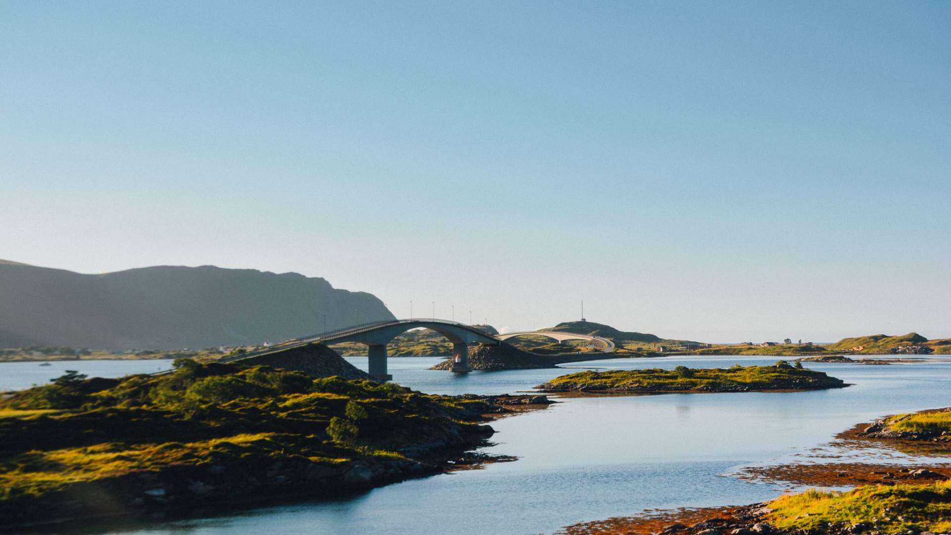 Scenic Hike & Fishing Village Tour to Henningsvær