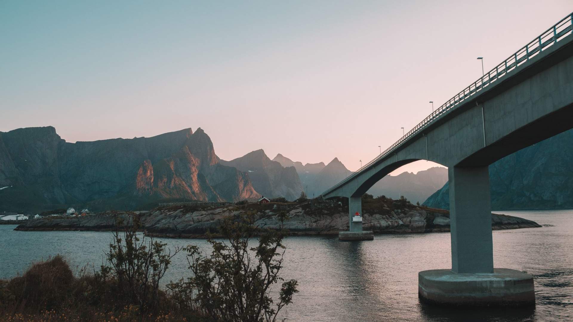 Scenic Hike & Fishing Village Tour to Henningsvær