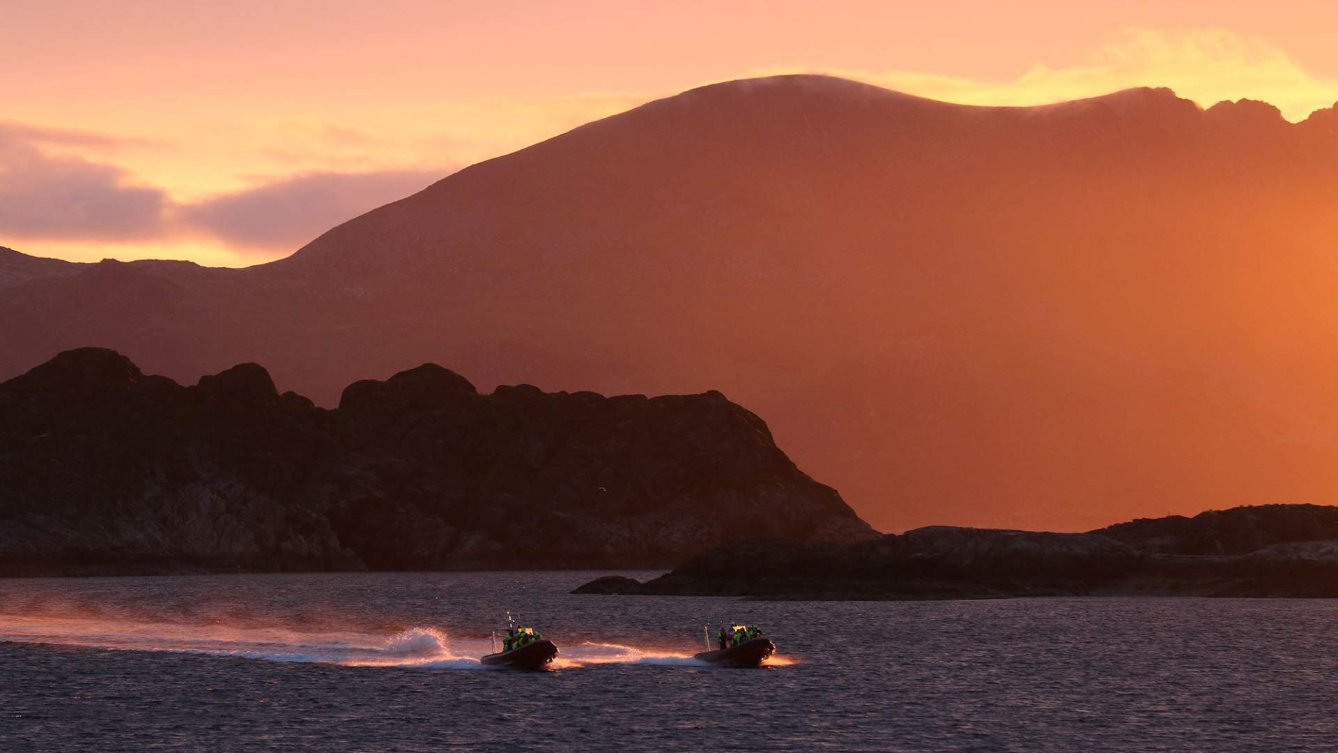 Midnight sun safari from Henningsvær with Lofoten Opplevelser