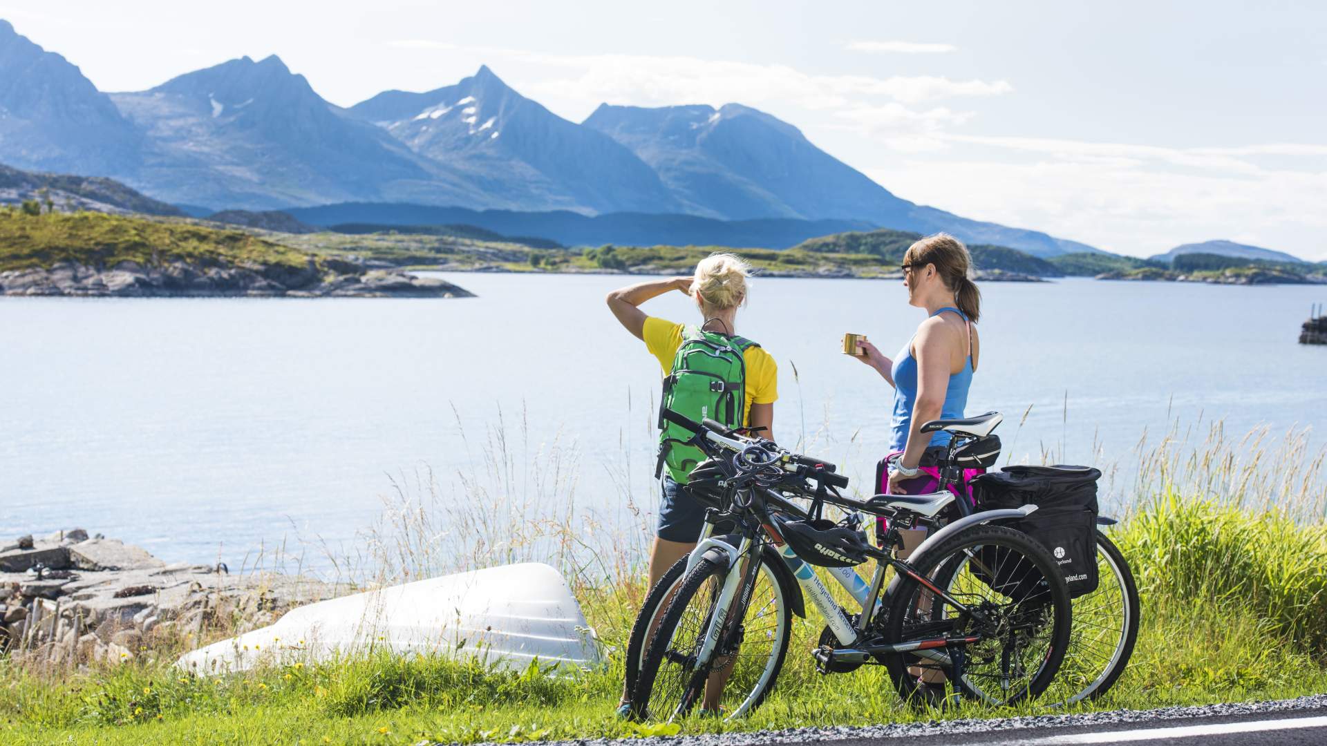 Øyhopping med sykkel på Dønna med utsikt til De syv søstre