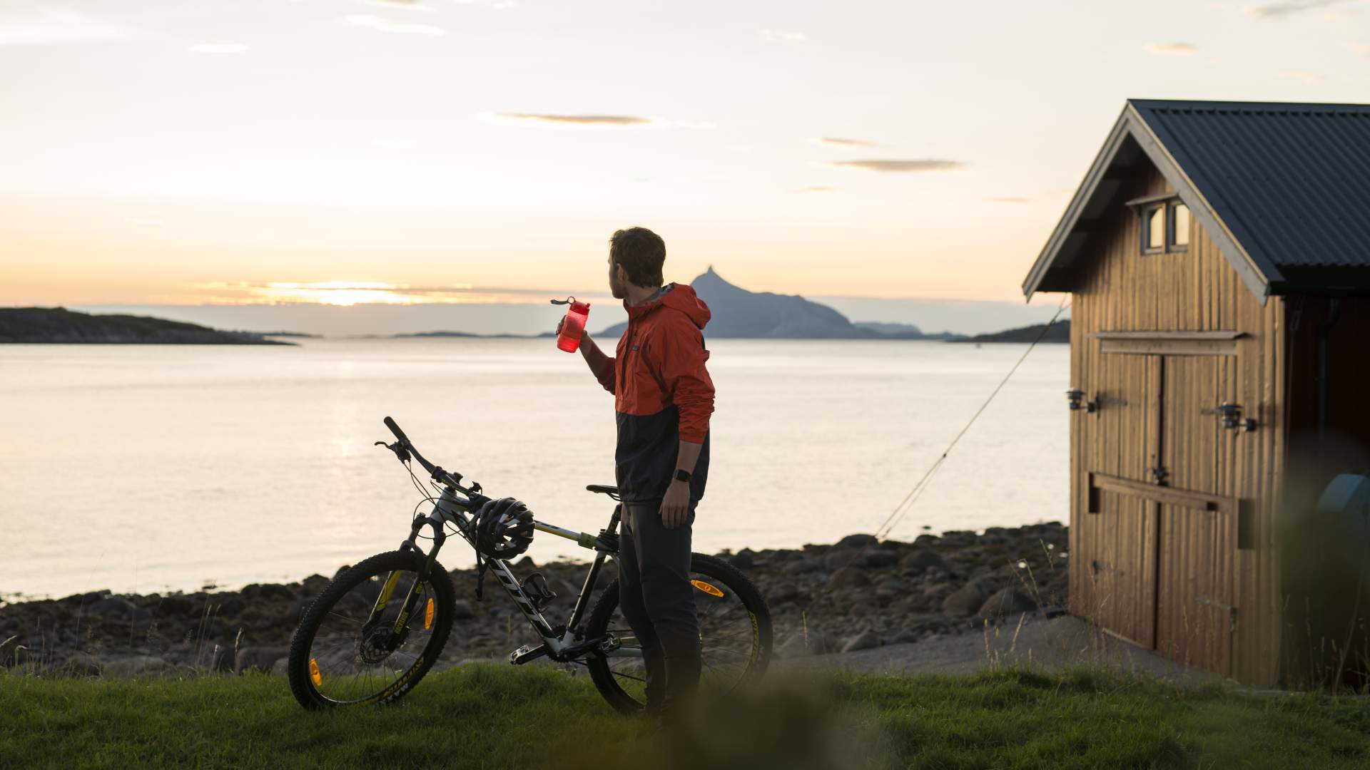 Øyhopping på Tonnes langs Kystriksveien med utsikt til Hestmannen og Rødøy 