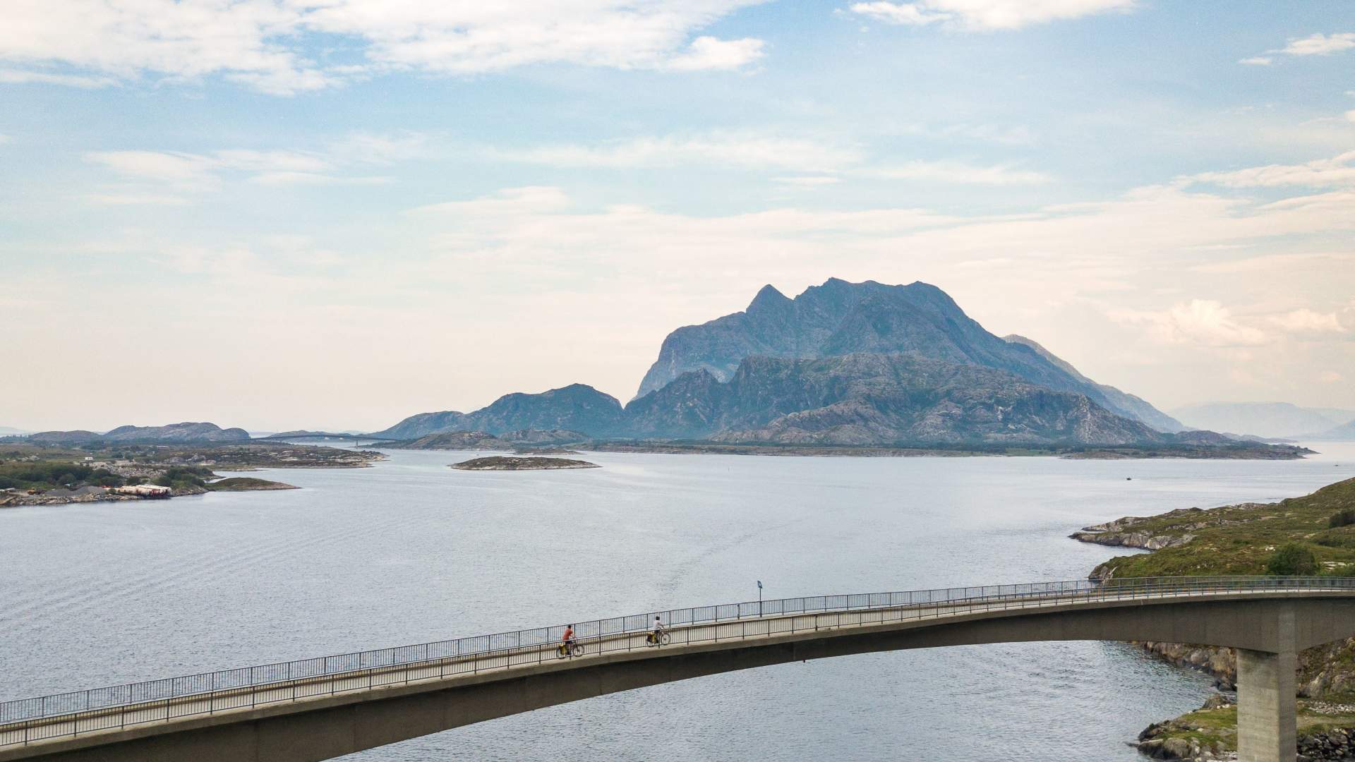 Øyhopping med sykkel på Herøy med utsikt til Dønnamannen 