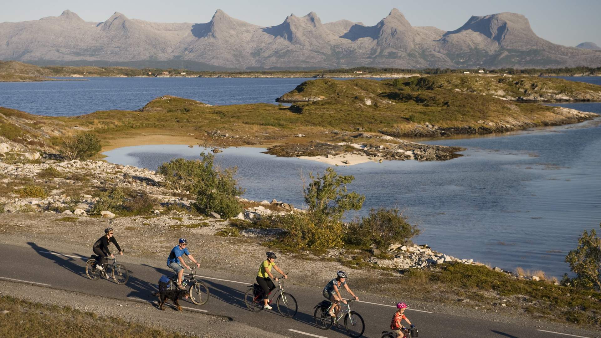 Familietur med sykkel på Herøy med utsikt til De syv søstre