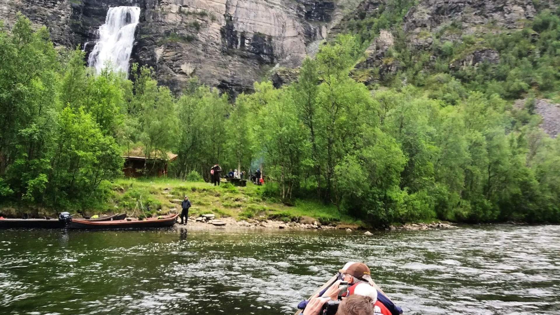 River boat tour to the Mollis waterfall in the Reisa national park - Reisabåt