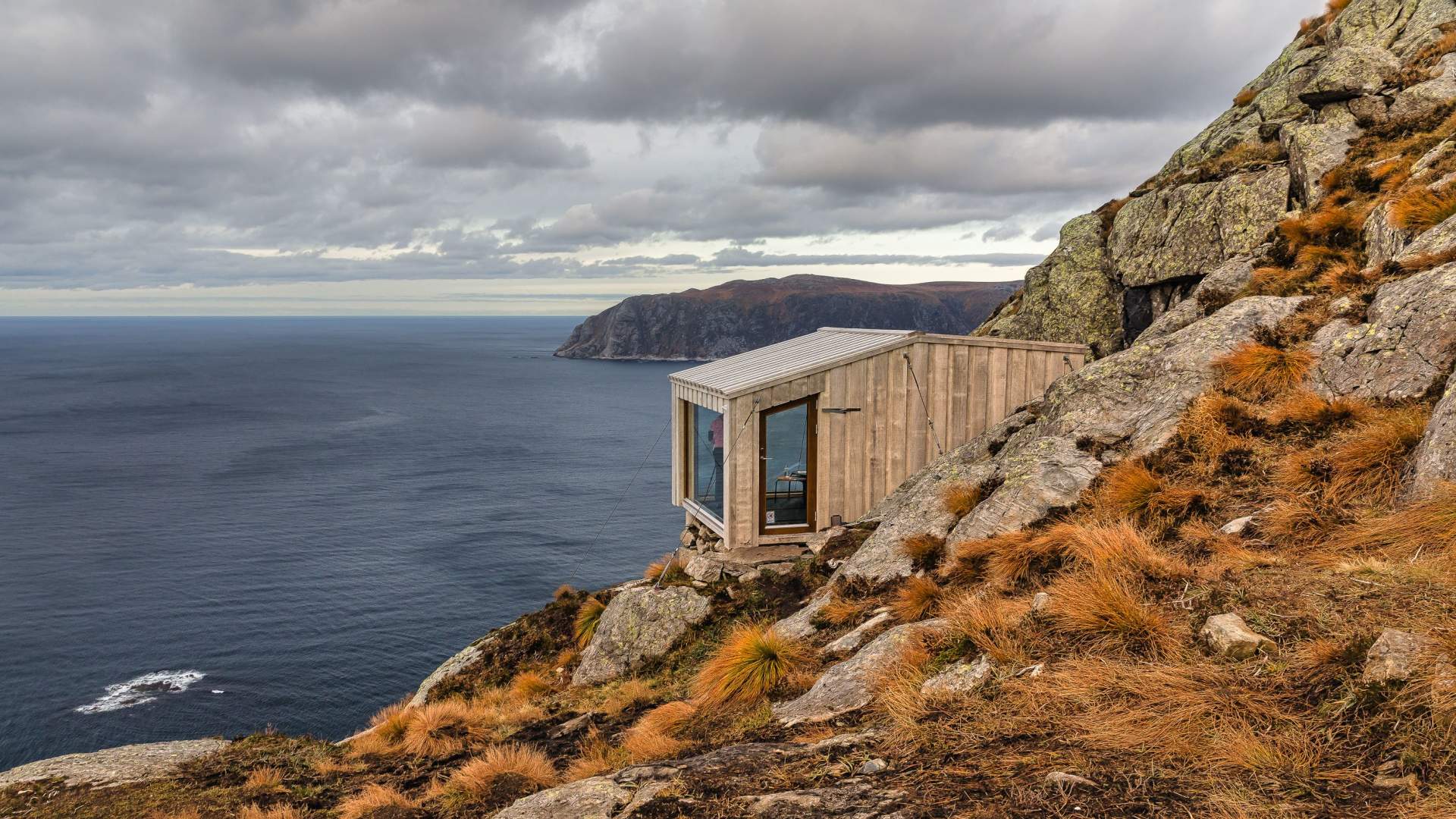 "Dosabu" Stormwatching cabin
