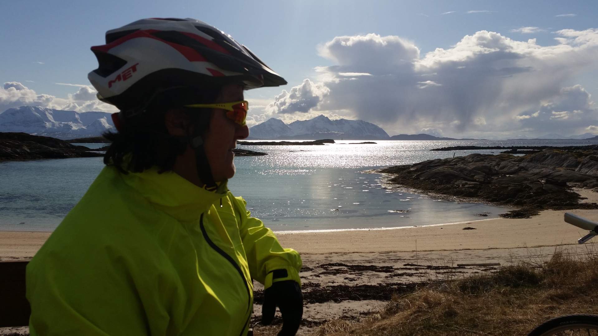 Senja rundt på el-sykkel i midnattssol