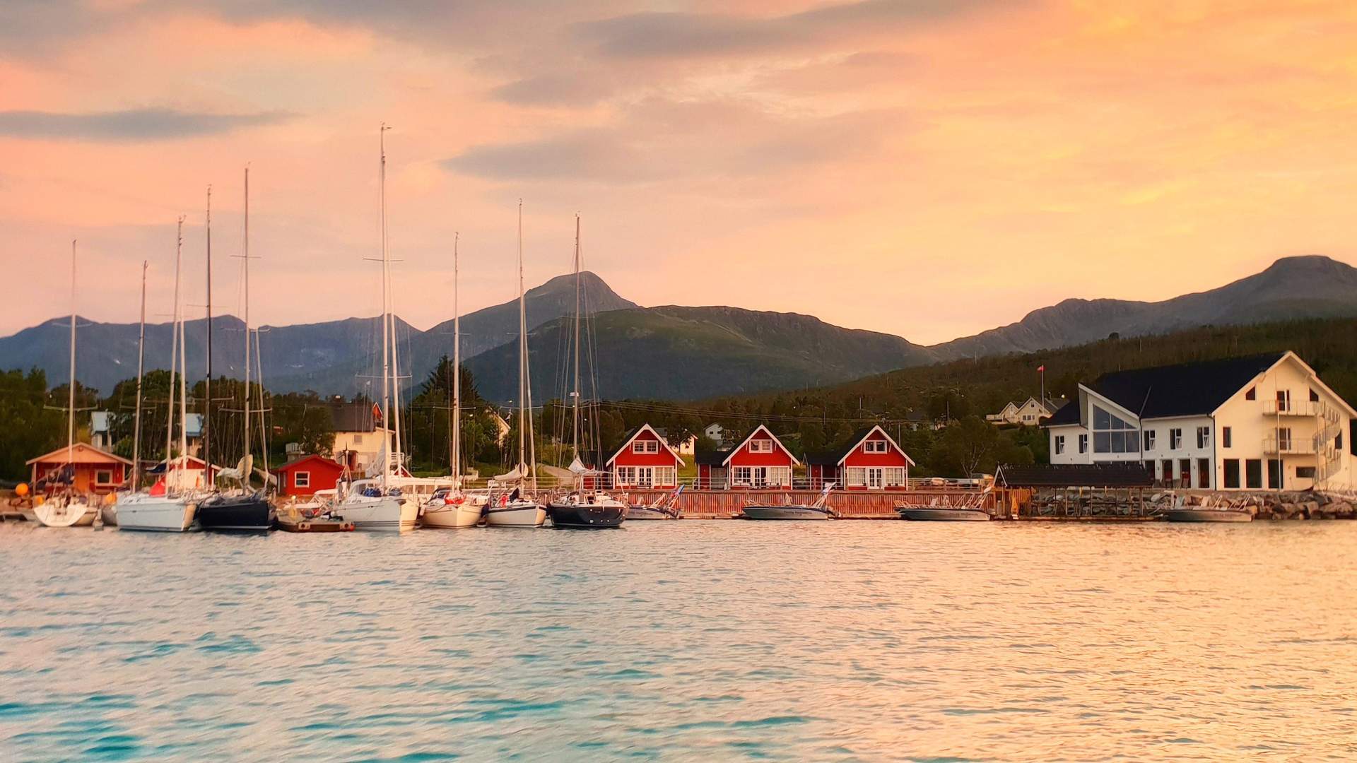 Senja rundt på el-sykkel i midnattssol