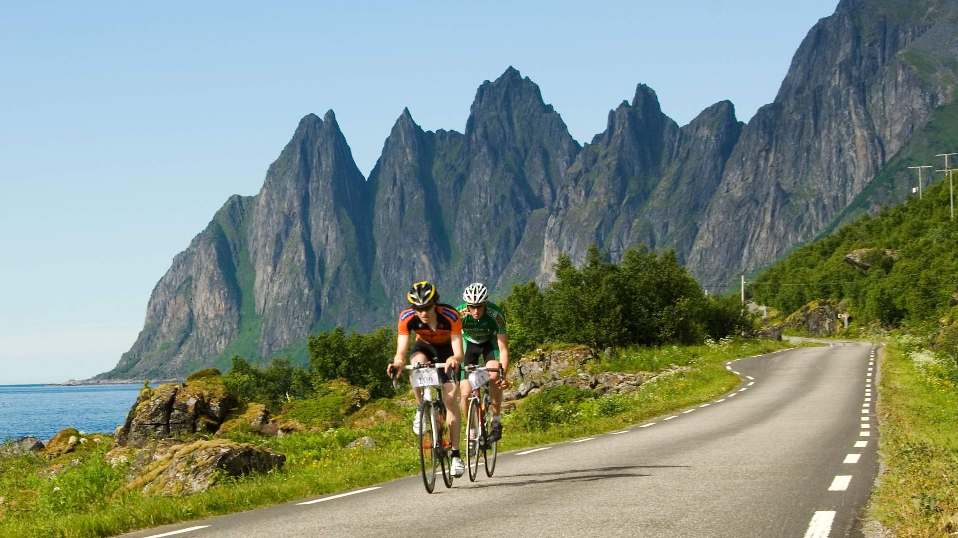Senja rundt på el-sykkel i midnattssol
