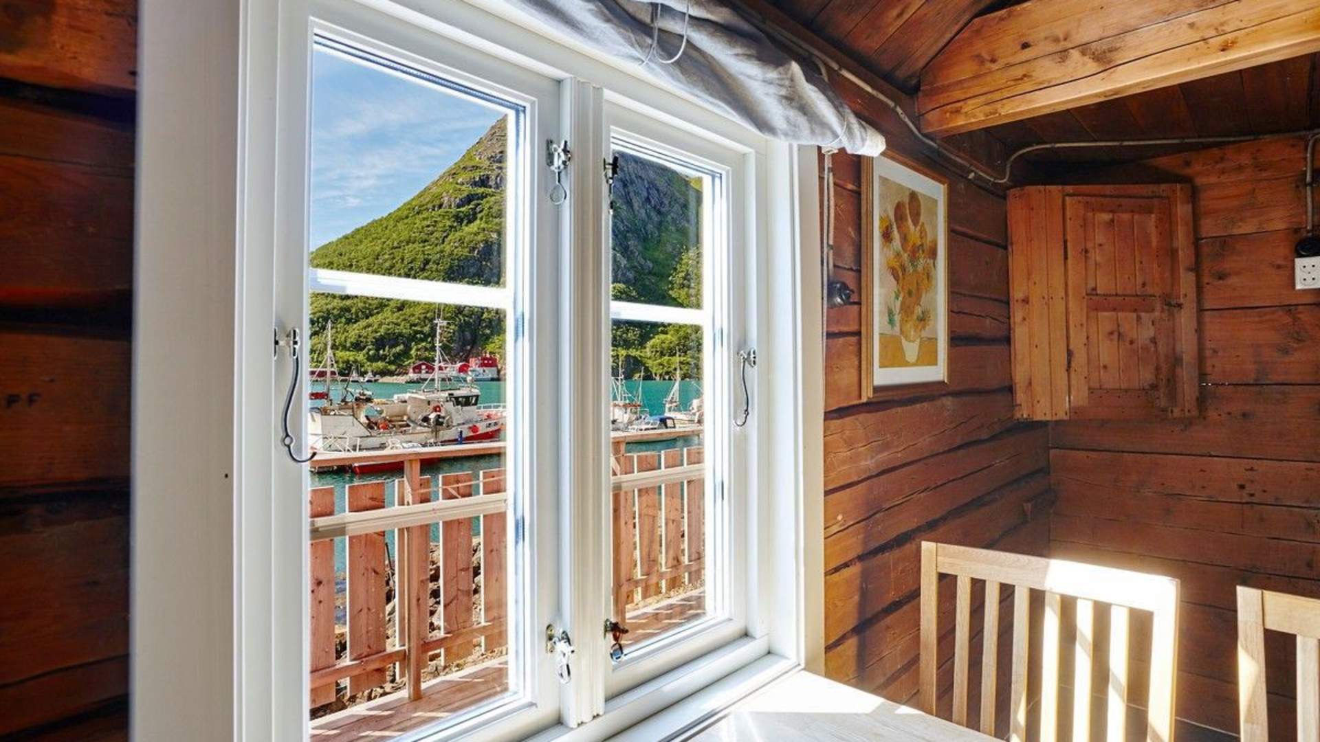 Vesterålen Rorbuer - Fisherman's cabin Bua window with view