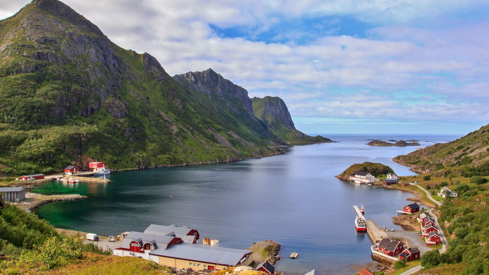 Straumfjorden with mountain view and Vesterålen fisherman's cabins