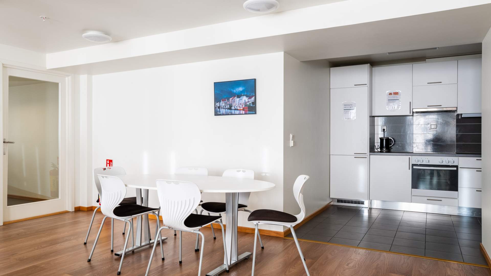 Torskensenteret common room featuring a lounge and fully equipped kitchen. 