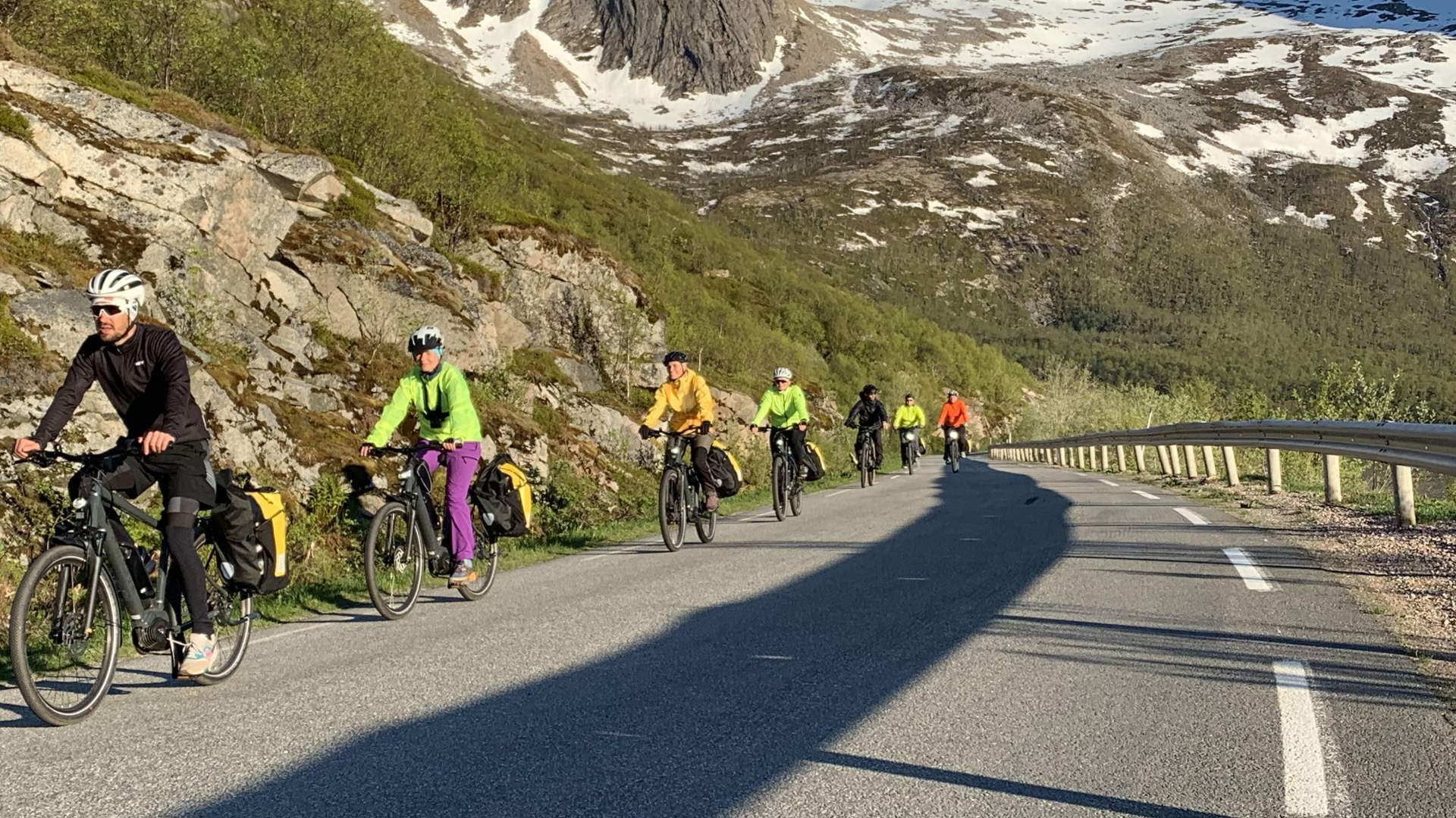 Senja rundt med el-sykkel og midnattssol