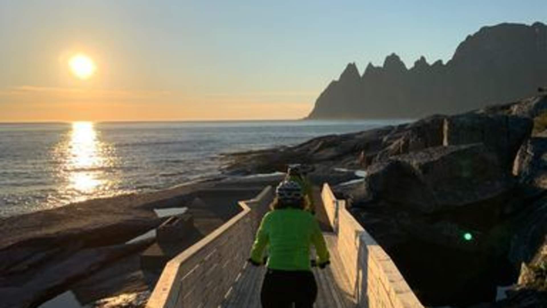 Senja rundt på el-sykkel i midnattssol