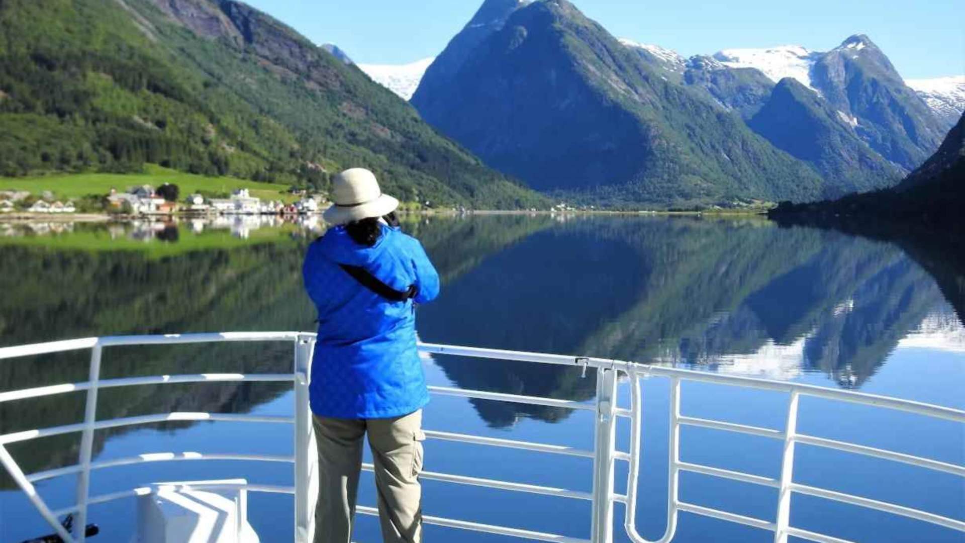 Guided Fjord and Glacier tour to Fjærland
