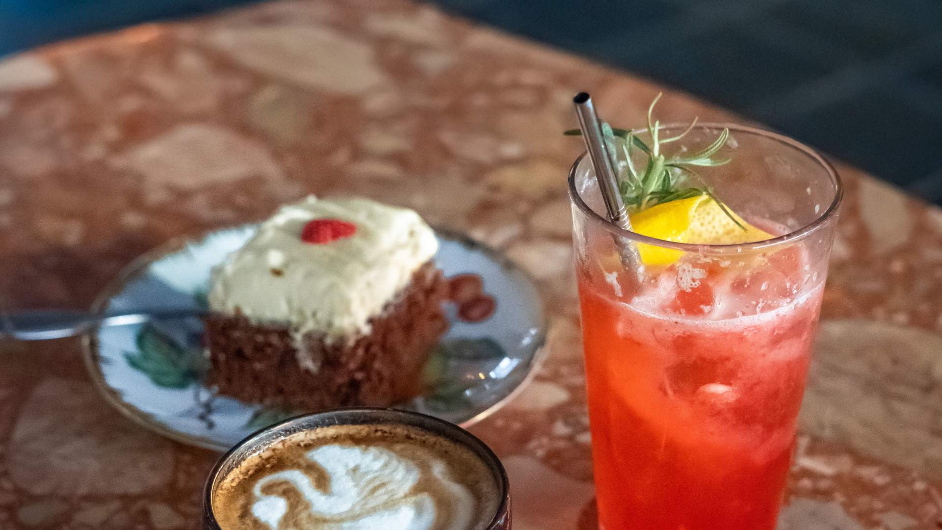 Gulrotkake, kaffe og iste på Skrot Kafé og Bar